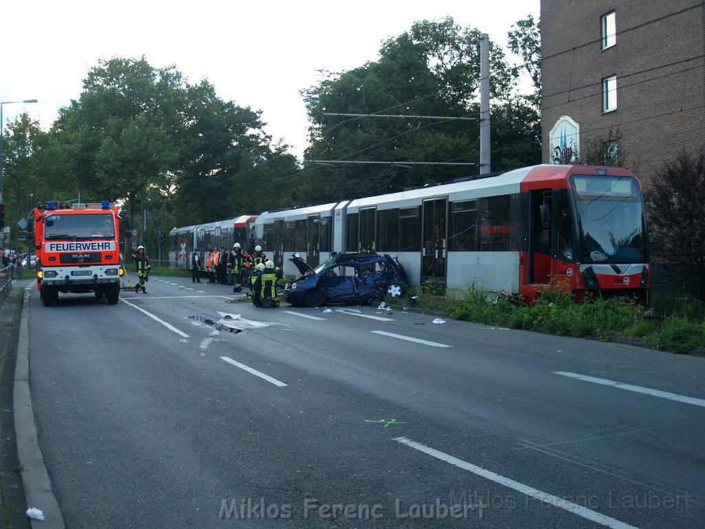 VU PKW KVB Bahn Koeln Vogelsang Venloerst Kohlgrabenweg P089.JPG